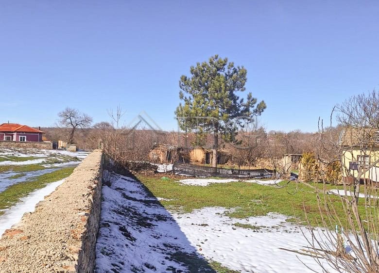 Beautiful renovated house with a large garden and outbuildings in a quiet area near the town center.