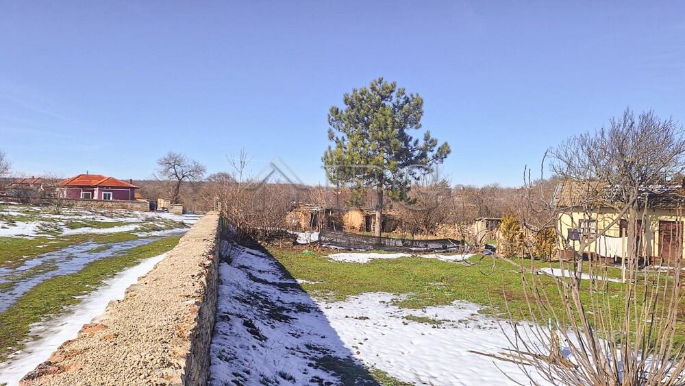Beautiful renovated house with a large garden and outbuildings in a quiet area near the town center.