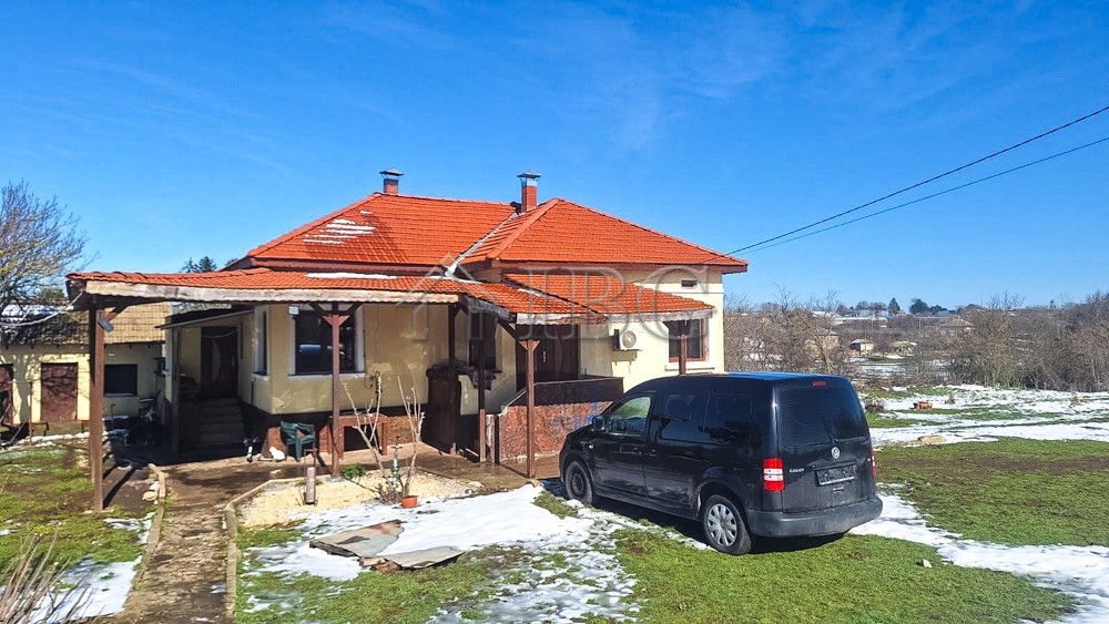 2 bedroom renovated house with big garden 22