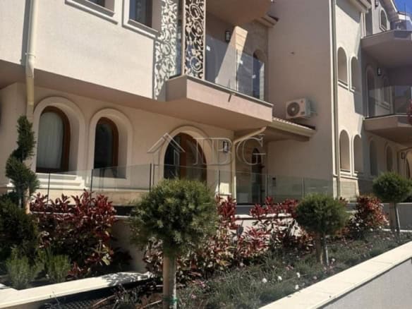 Bright one-bedroom apartment with large terrace in the new Grand Village complex, Kosharitsa.