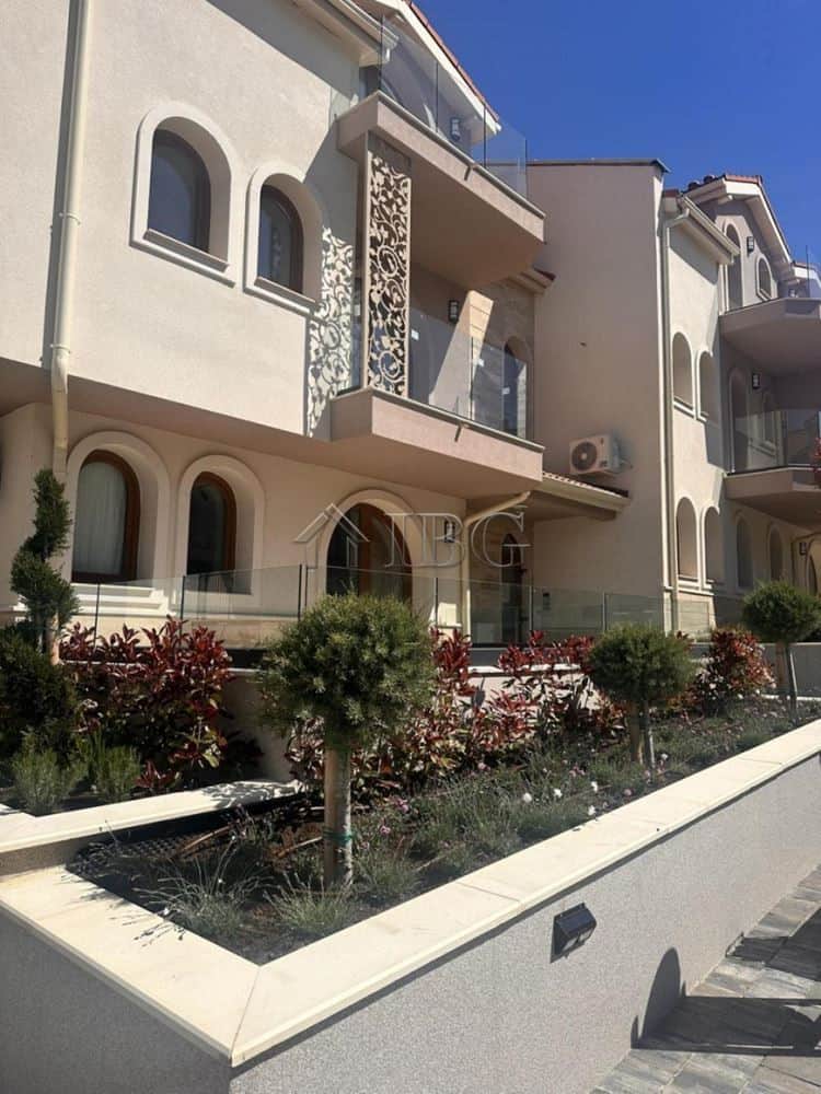 Bright one-bedroom apartment with large terrace in the new Grand Village complex, Kosharitsa.