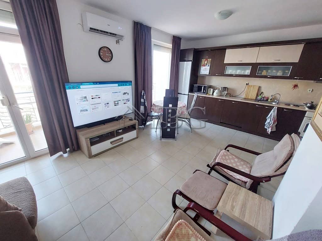 Spacious 3-bedroom maisonette apartment in Sunny Day 3 complex, Sunny Beach. Modern living space wit.