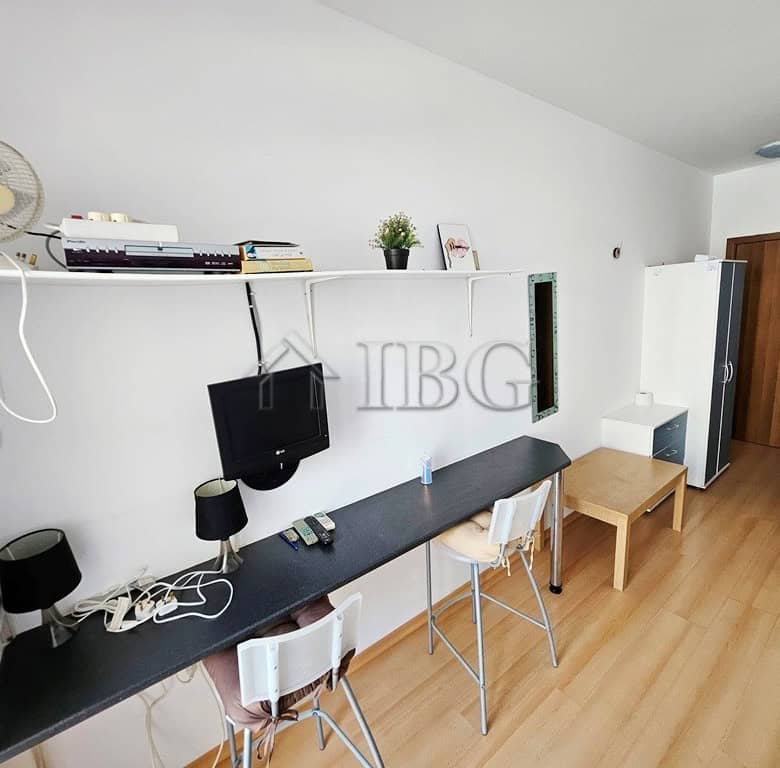 Cozy studio apartment with balcony overlooking the pool area, perfect for sunny beach holidays. Mode.