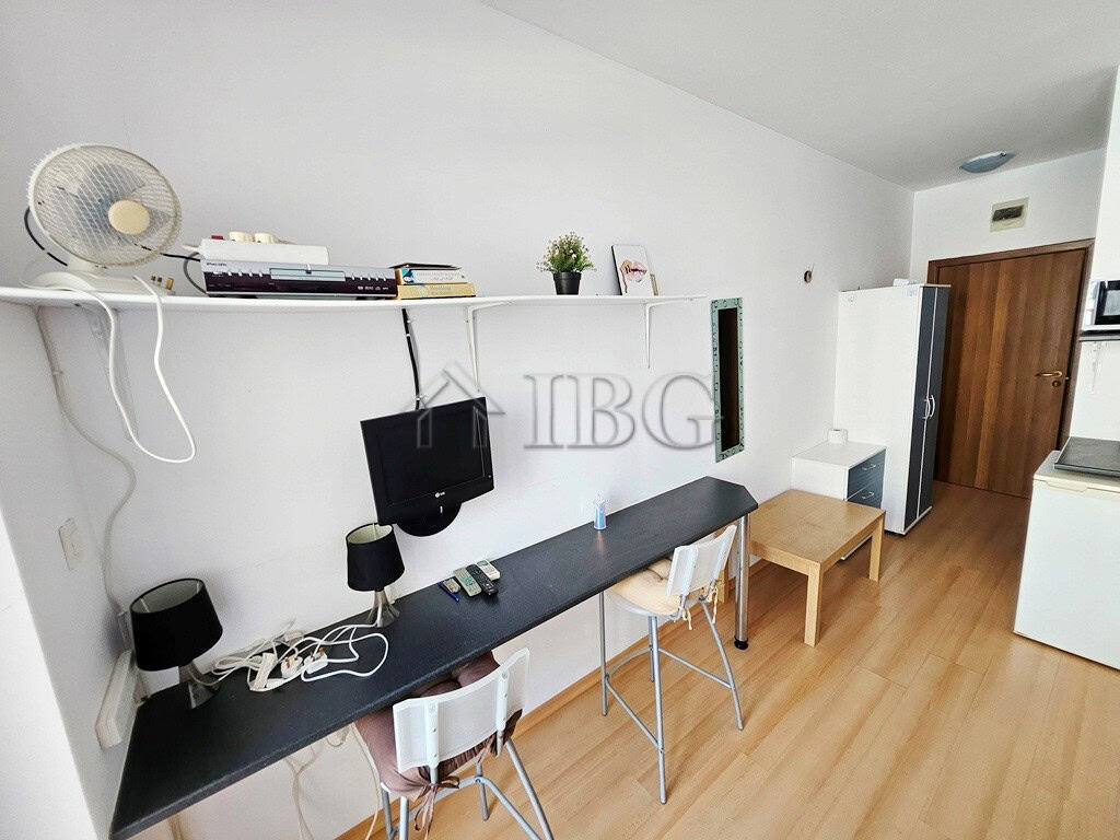 Cozy studio apartment with balcony overlooking the pool area, perfect for sunny beach holidays. Mode.