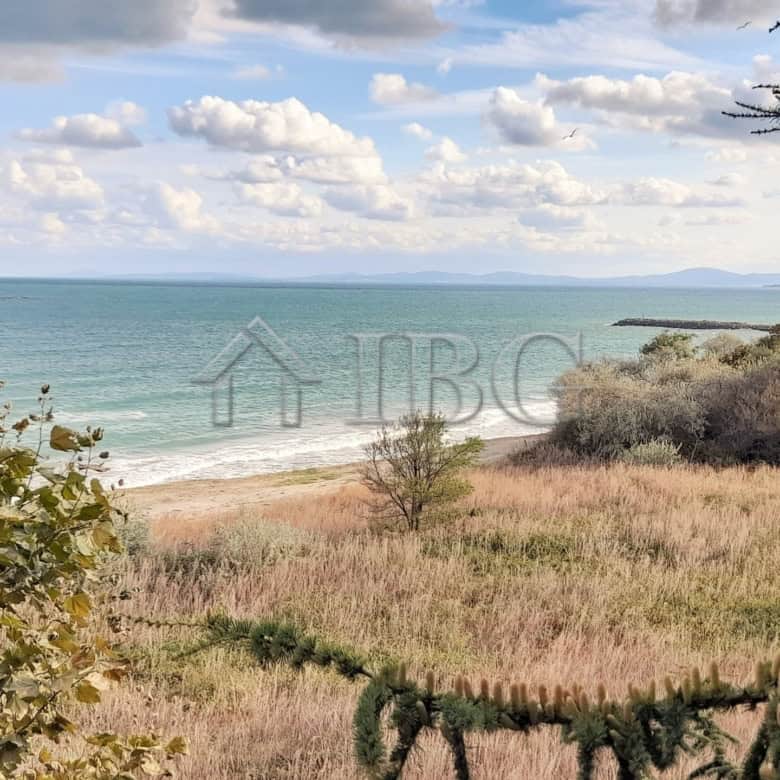 Sea view one-bedroom apartment with balcony overlooking the beach at Riviera Fort, Ravda. Perfect se.