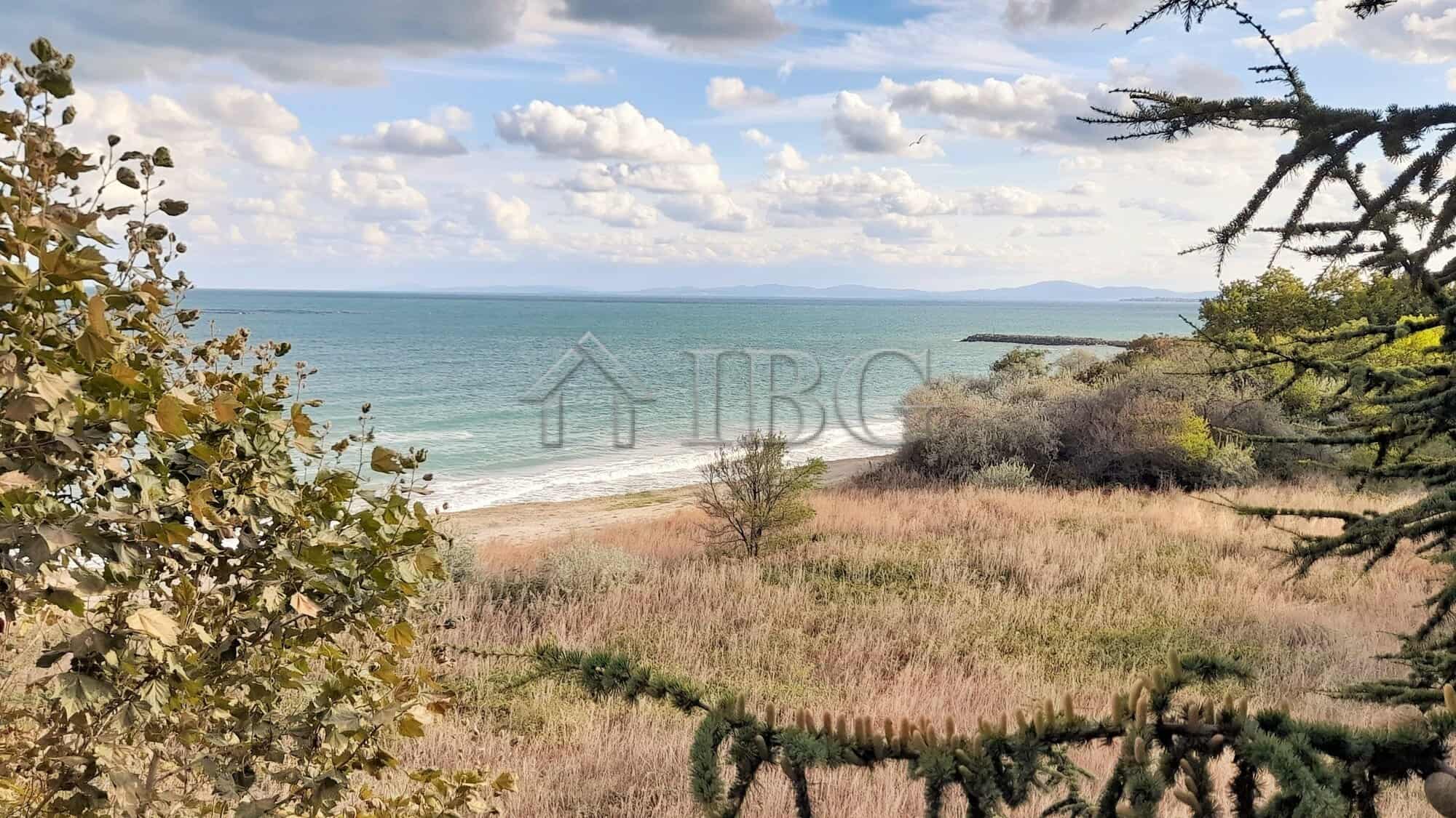 Sea view one-bedroom apartment with balcony overlooking the beach at Riviera Fort, Ravda. Perfect se.