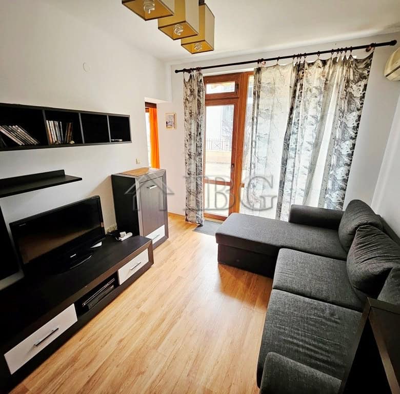 Cozy 1-bedroom apartment with pool view in Siana 4, Sveti Vlas, perfect for relaxing holidays.
