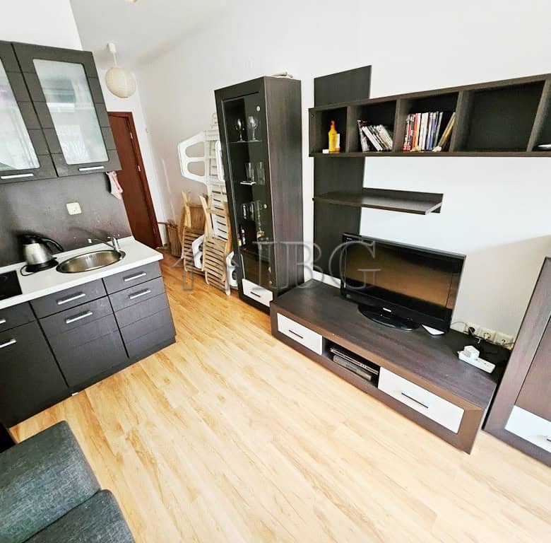 Bright 1-bedroom apartment with pool view in Sveti Vlas, Siana 4. Modern interior, compact kitchen,.