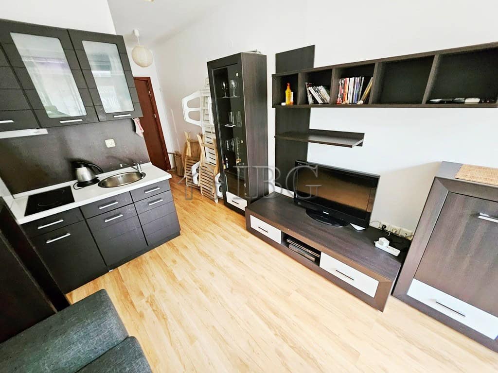 Bright 1-bedroom apartment with pool view in Sveti Vlas, Siana 4. Modern interior, compact kitchen,.