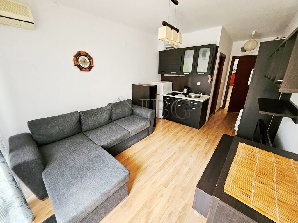 Bright 1-bedroom apartment with pool view in Siana 4, Sveti Vlas, perfect for relaxing holidays.