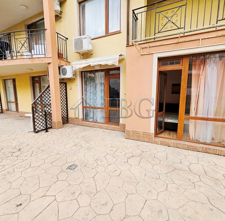 Bright 1-bedroom apartment overlooking the pool in Siana 4, Sveti Vlas. Perfect for relaxing holiday.
