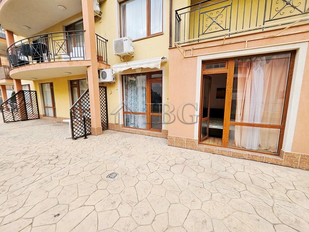 Bright 1-bedroom apartment overlooking the pool in Siana 4, Sveti Vlas. Perfect for relaxing holiday.