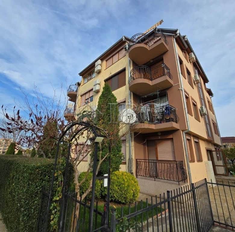 Spacious 3-bedroom, 2-bathroom apartment in Elitonia 2, Ravda, with balcony and garden views.