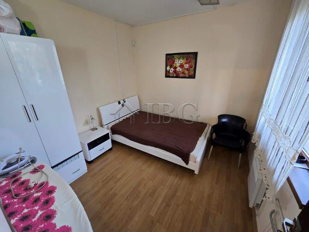 Spacious bedroom with modern furnishings in Elitonia 2, Ravda, featuring 3 bedrooms and 2 bathrooms.