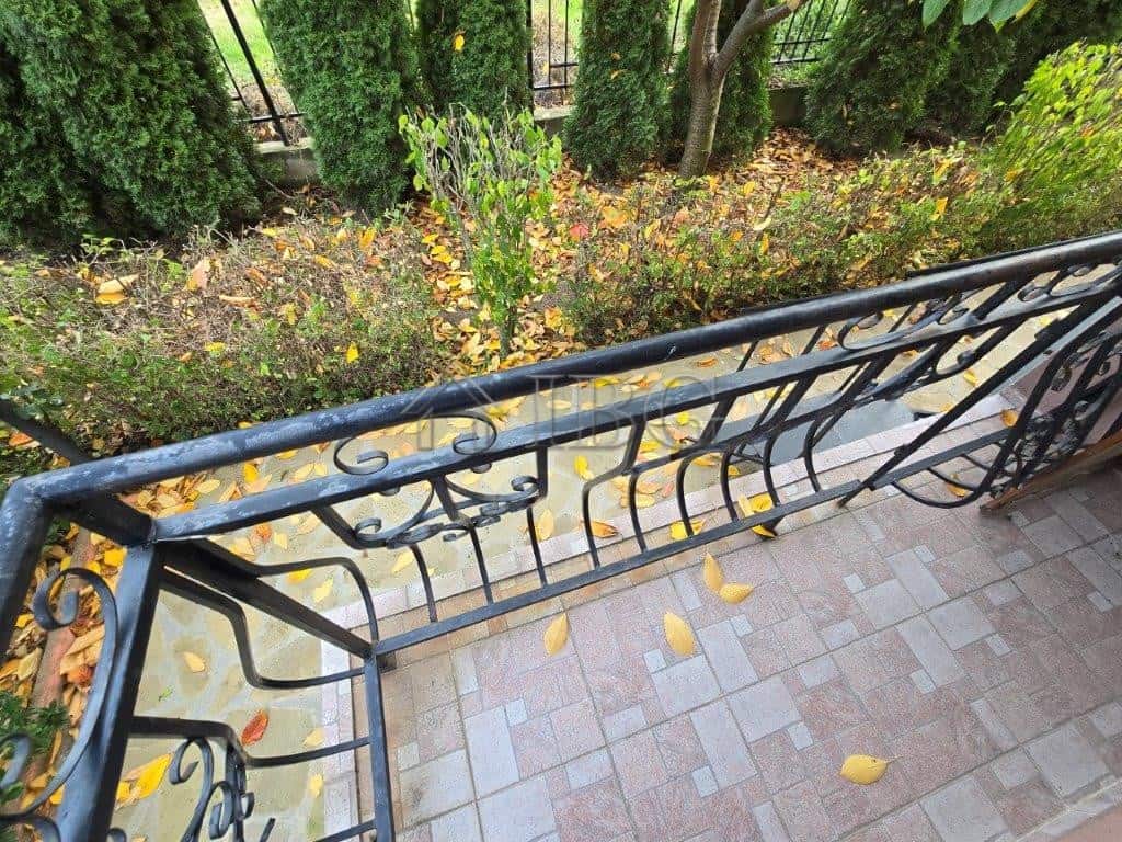 Spacious apartment with balcony overlooking lush greenery in Elitonia 2, Ravda.