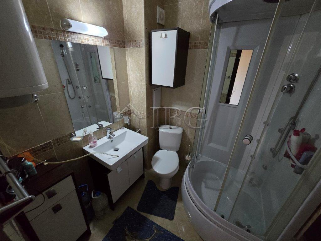 Bathroom with shower cabin, sink, and toilet in Elitonia 2, Ravda.