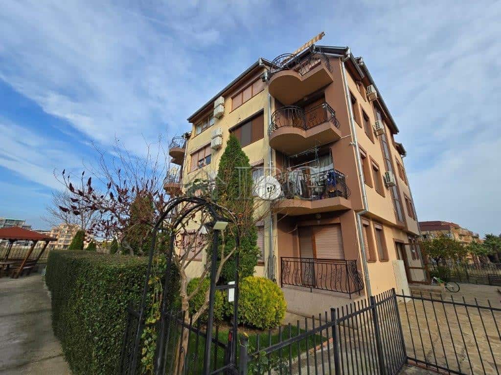 Spacious 3-bedroom, 2-bathroom apartment in Elitonia 2, Ravda, with balcony and garden views.
