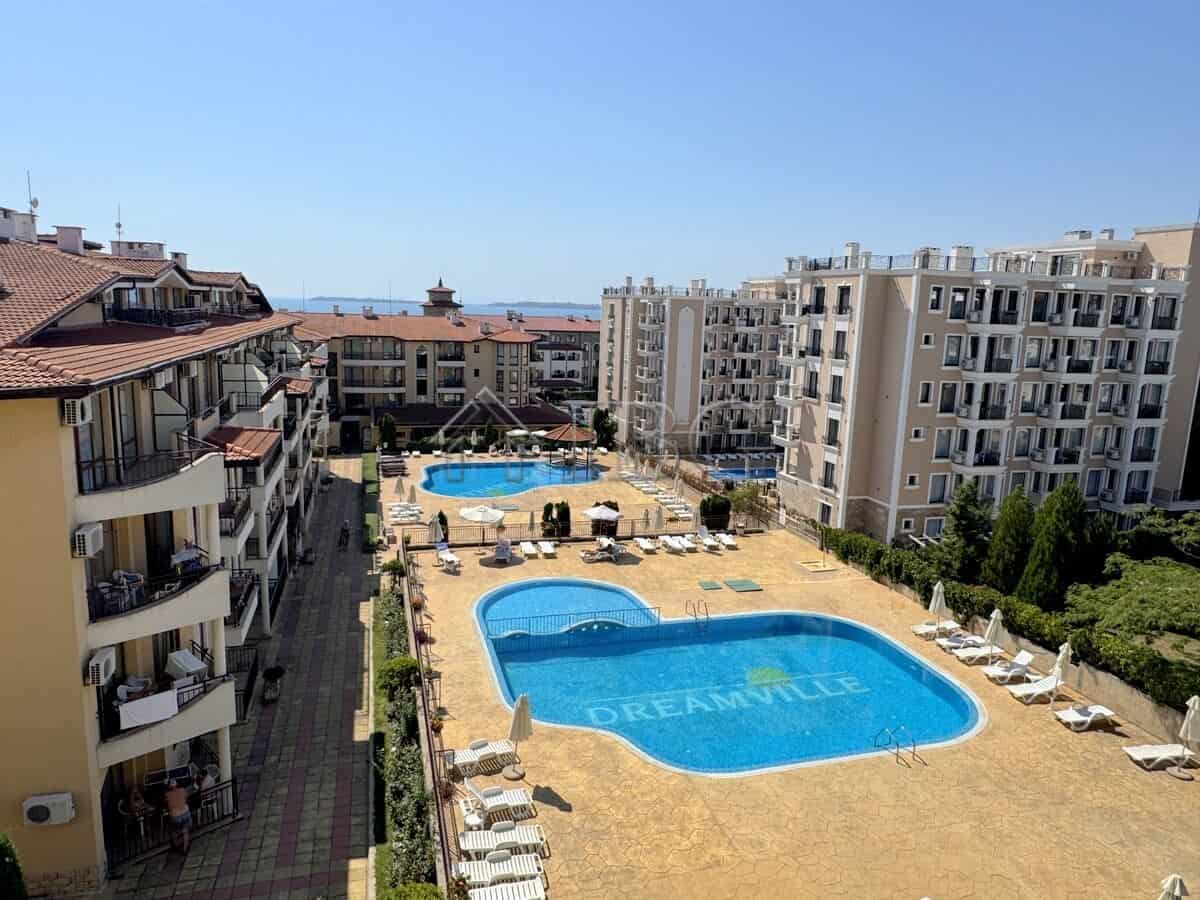 Modern 2-bedroom apartment in Sveti Vlas with access to a shared pool and balcony views of the surro.