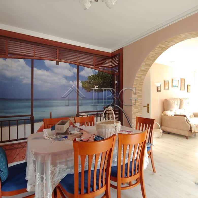Bright interior with large windows overlooking the sea in Kosharitsa. Perfect family home just 5 km.