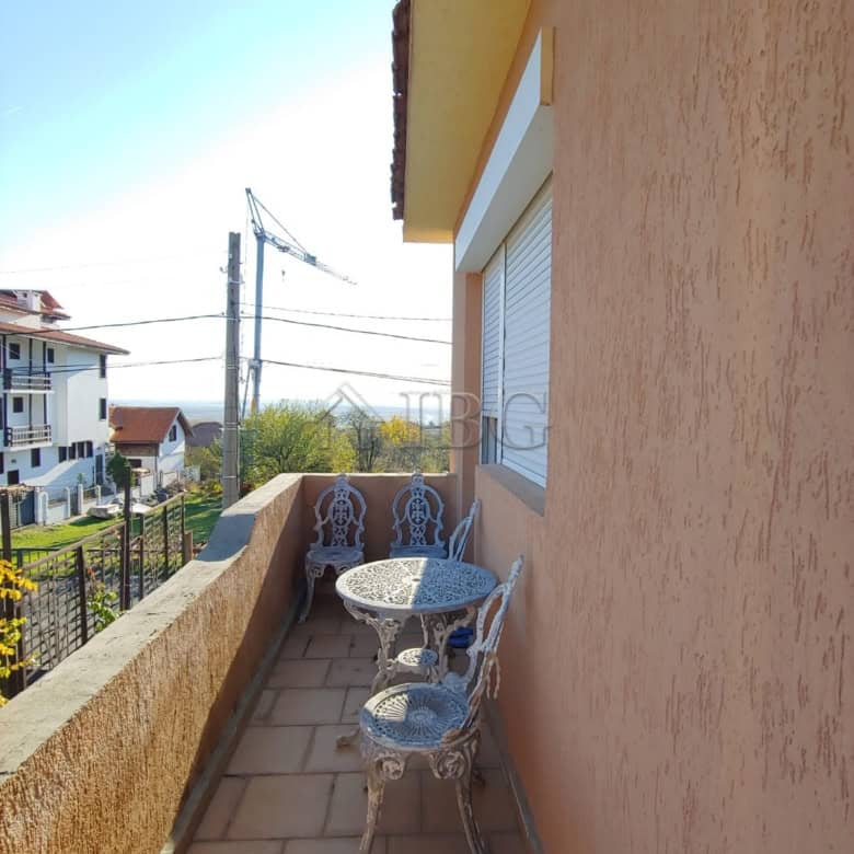 Bright balcony with outdoor seating in Kosharitsa, just 5 km from the sea. Perfect for relaxing and.