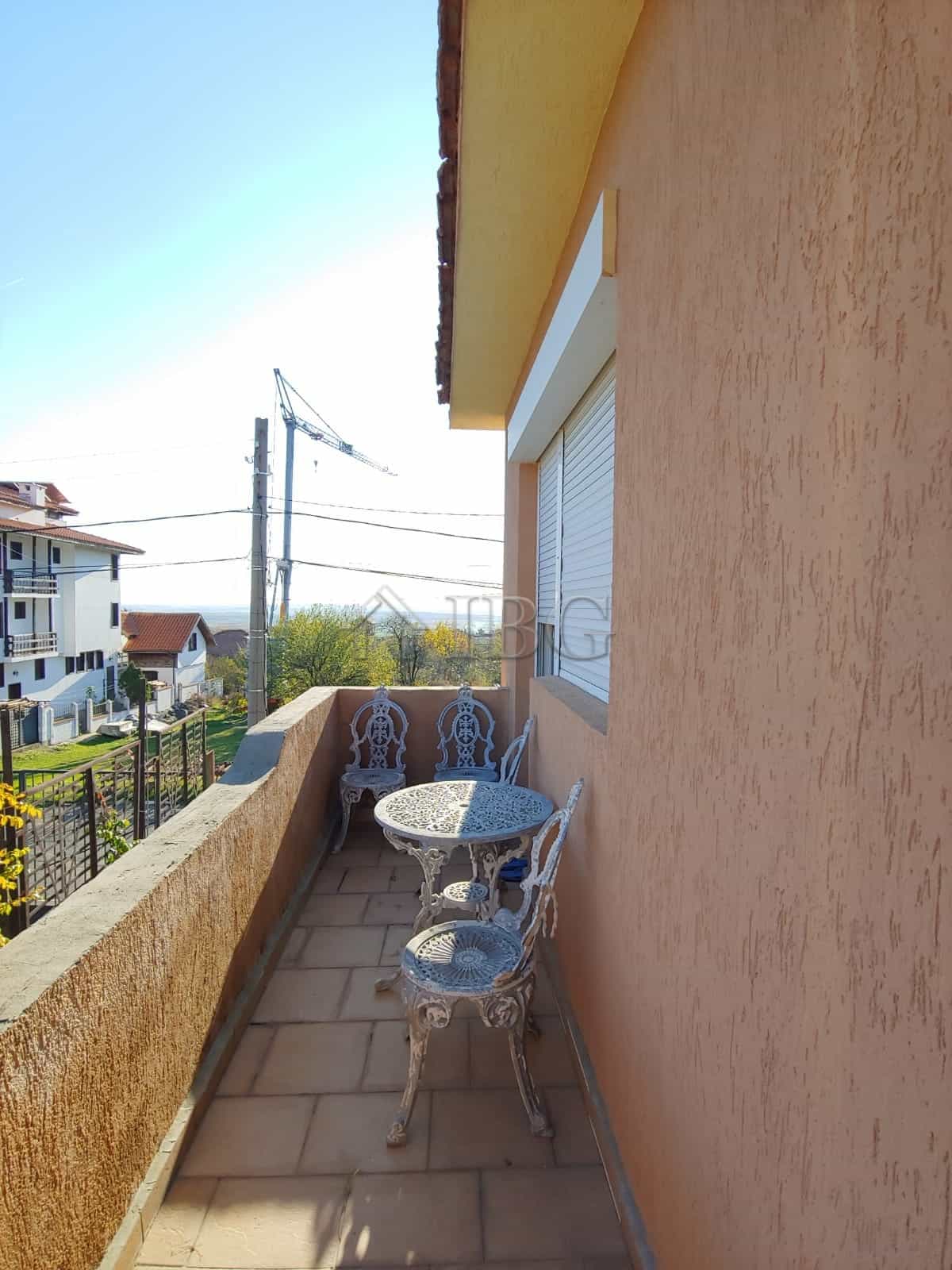 Bright balcony with outdoor seating in Kosharitsa, just 5 km from the sea. Perfect for relaxing and.