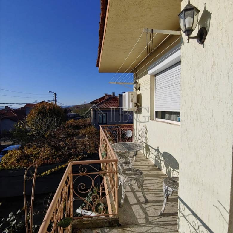 Balcony of a spacious house in Kosharitsa, Bulgaria, featuring outdoor seating and scenic views, jus.