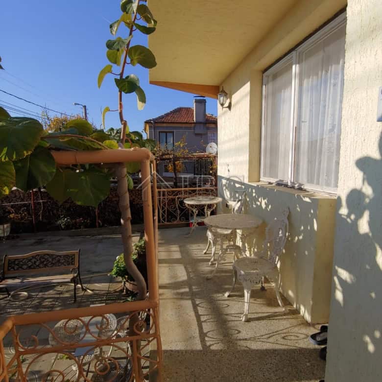 Bright balcony with outdoor seating in Kosharitsa, just 5 km from the sea. Perfect for relaxing and.