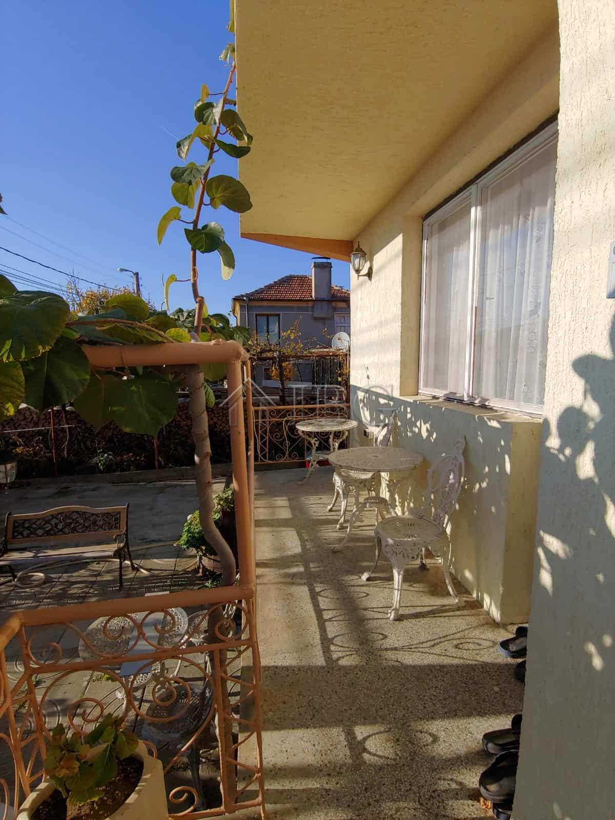 Bright balcony with outdoor seating in Kosharitsa, just 5 km from the sea. Perfect for relaxing and.