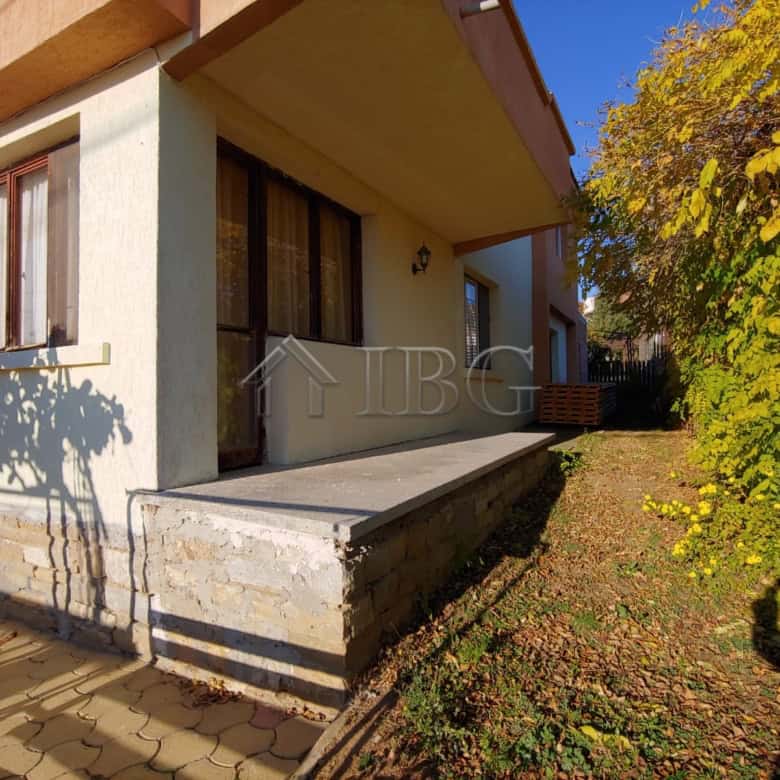Exterior view of a spacious house with a large terrace in Kosharitsa, 5 km from the sea.