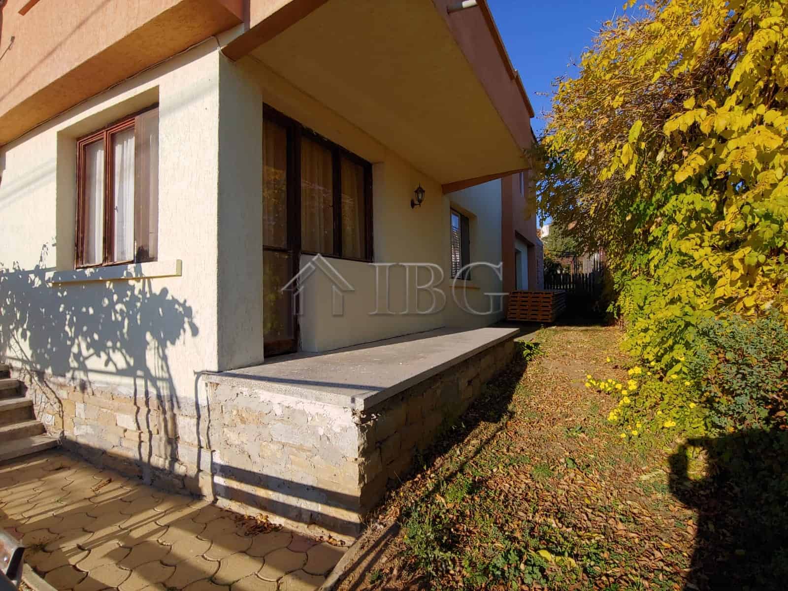 Exterior view of a spacious house with a large terrace in Kosharitsa, 5 km from the sea.