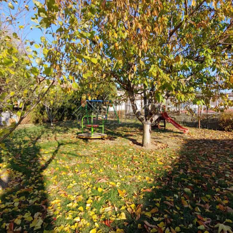Garden view of a spacious house with 6 bedrooms in Kosharitsa, near the sea.