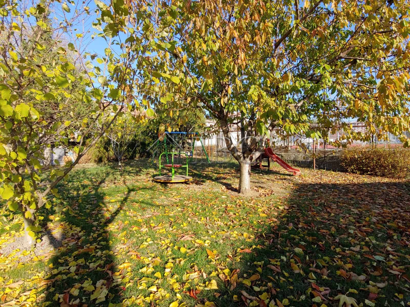 Garden view of a spacious house with 6 bedrooms in Kosharitsa, near the sea.