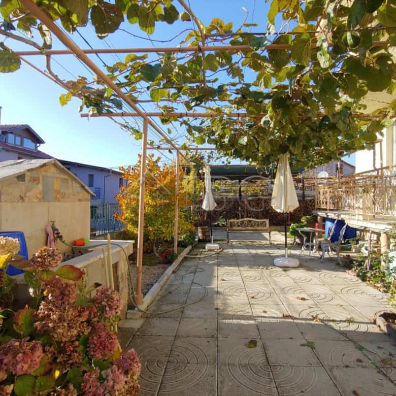 Large house with garden and outdoor seating in Kosharitsa, 5 km from the sea.