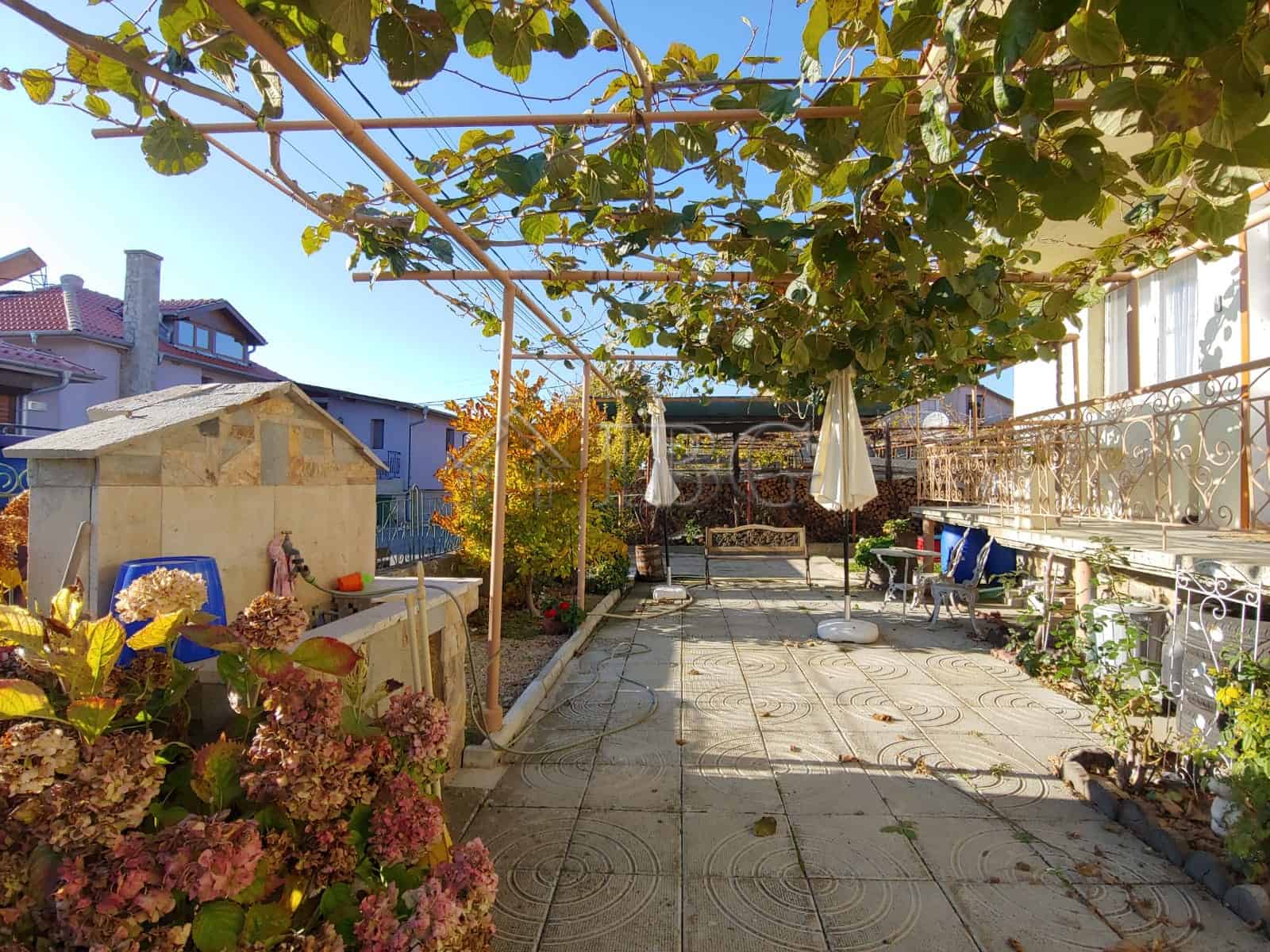 Large house with garden and outdoor seating in Kosharitsa, 5 km from the sea.