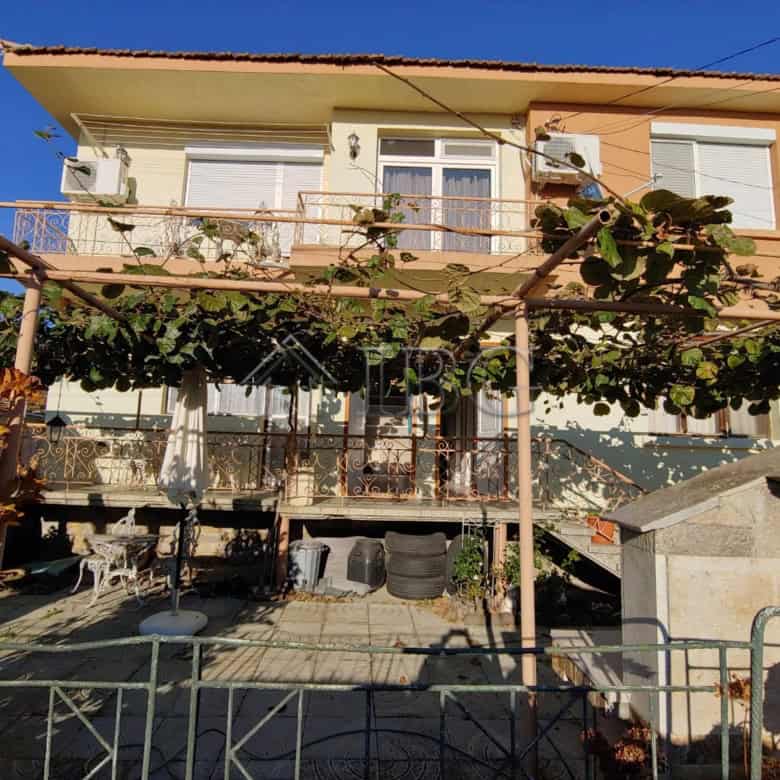 Large house with garden and outdoor seating in Kosharitsa, near the sea.