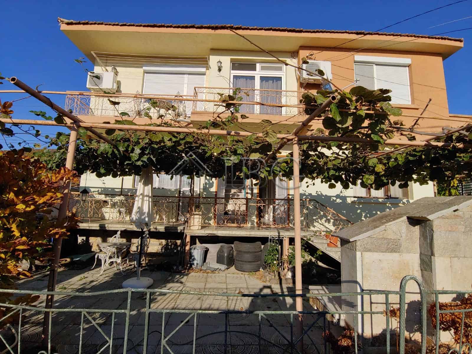 Large house with garden and outdoor seating in Kosharitsa, near the sea.