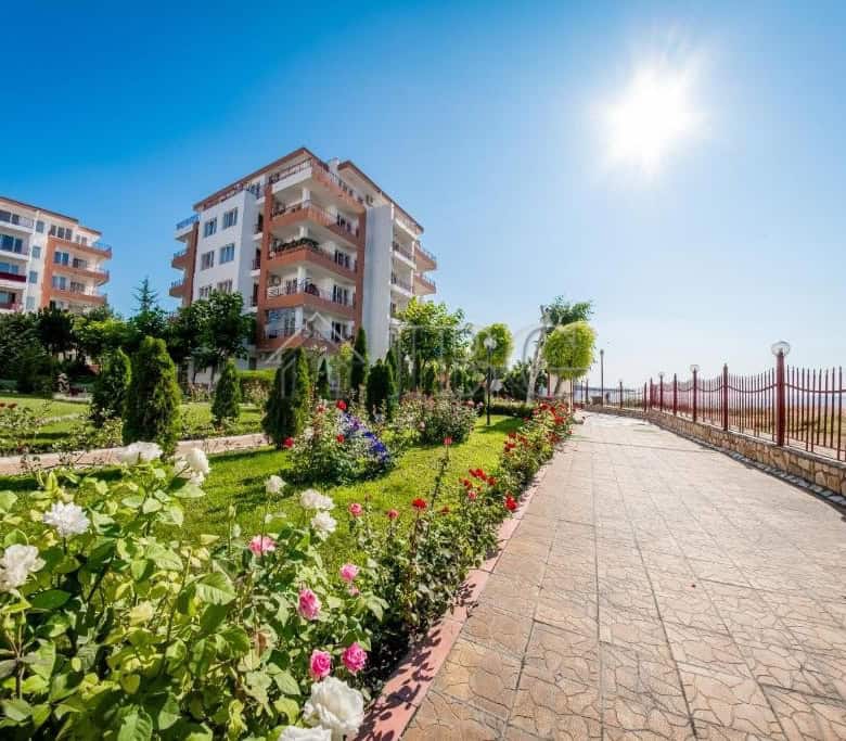 One-bedroom apartment with pool and sea views at Riviera Fort Beach, Ravda. Modern living close to t.