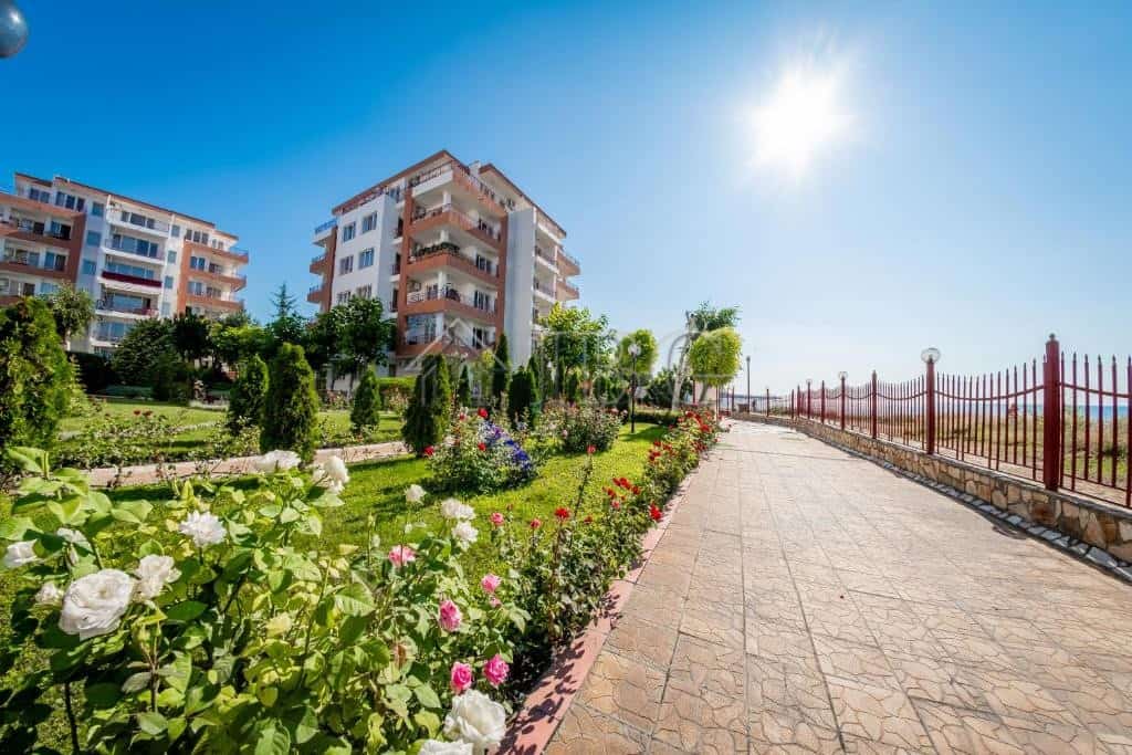 One-bedroom apartment with pool and sea views at Riviera Fort Beach, Ravda. Modern living close to t.