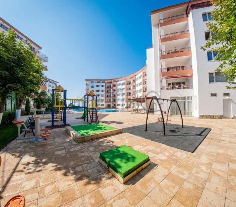 Bright one-bedroom apartment with direct sea views at Riviera Fort Beach, Ravda. Perfect for seaside.
