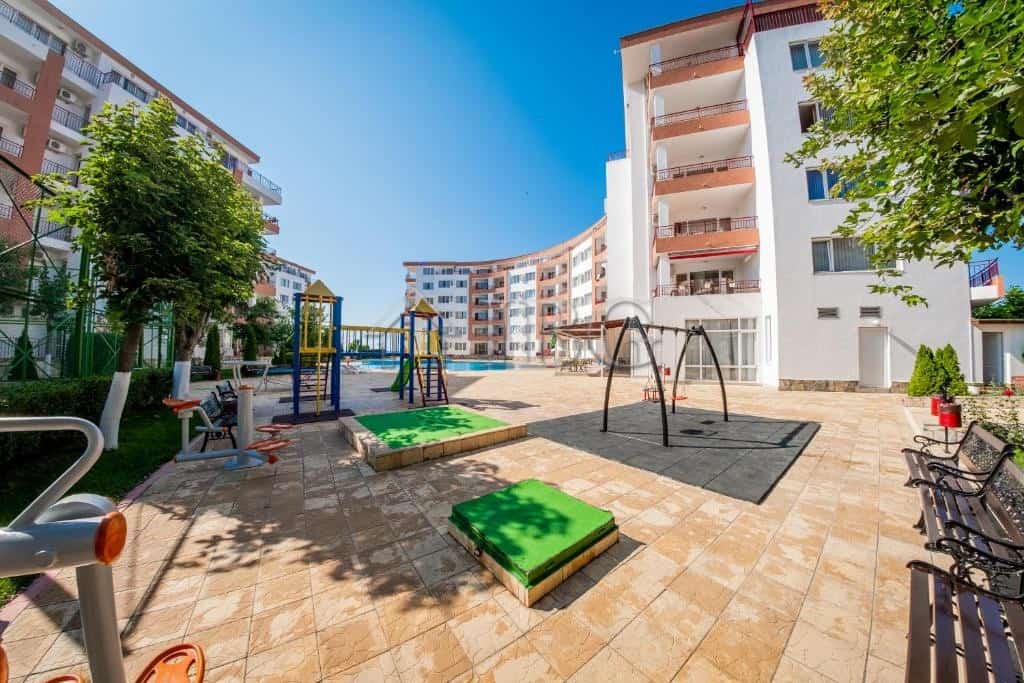 Bright one-bedroom apartment with direct sea views at Riviera Fort Beach, Ravda. Perfect for seaside.