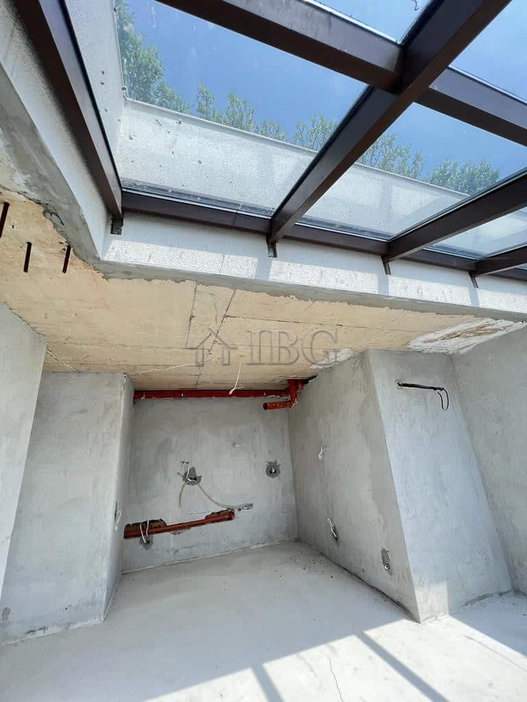 Balcony with glass roof in a new apartment with panoramic sea views in Sveti Vlas.