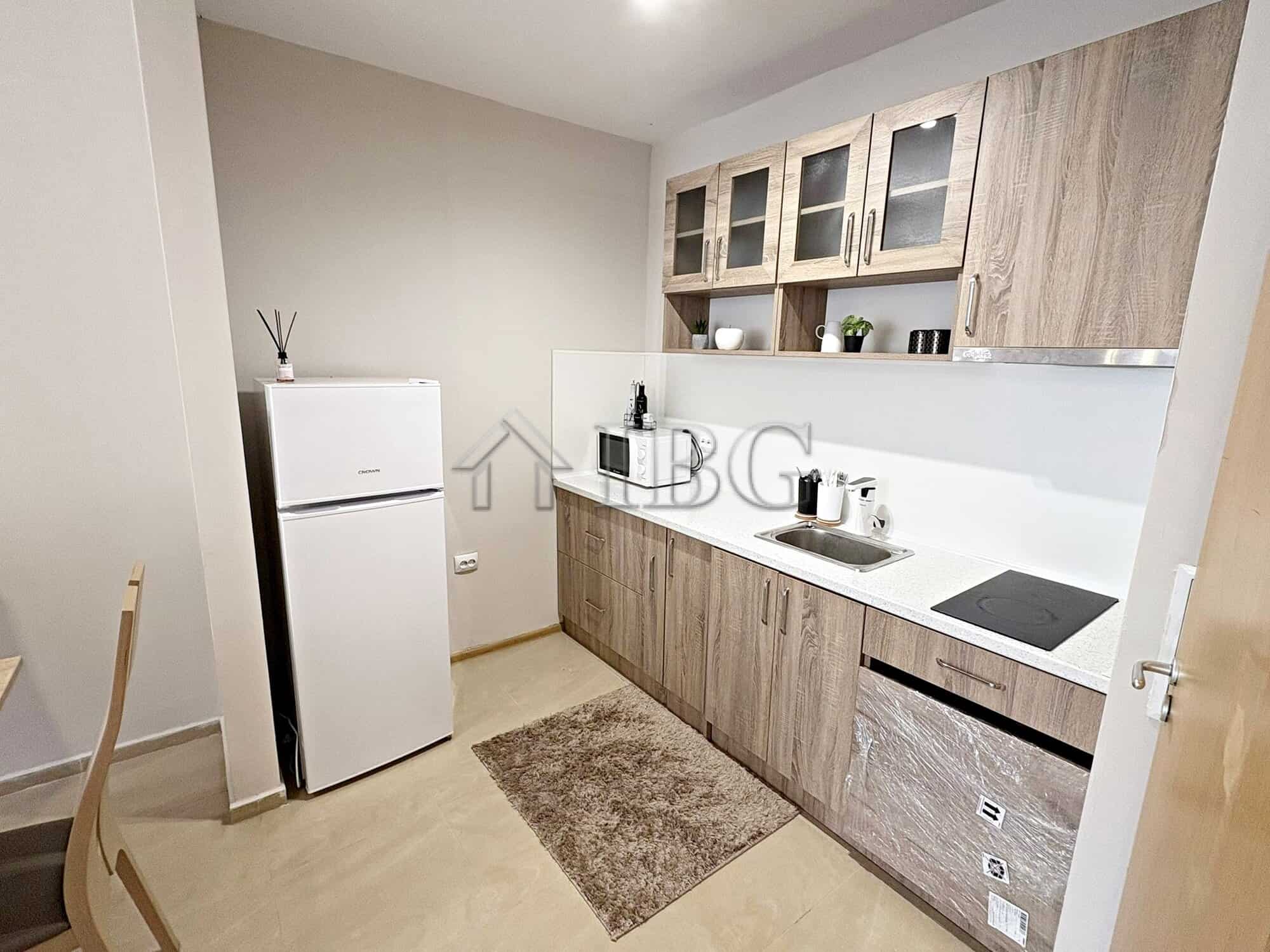 Bright and spacious one-bedroom apartment with pool view in Sunflower complex, Sunny Beach.