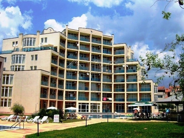 Apartment in Semiramida Gardens, Sunny Beach with spacious balconies and sea views.