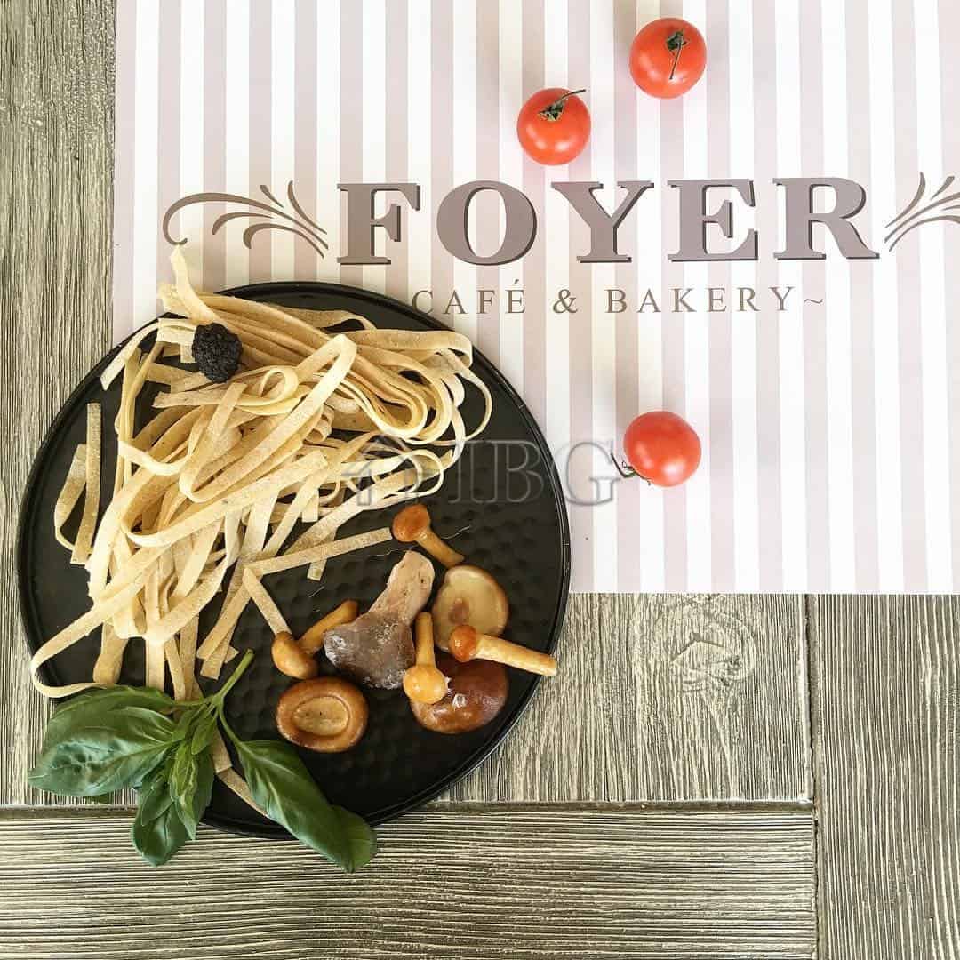 Elegant restaurant setup with pasta and fresh tomatoes in Nessebar.