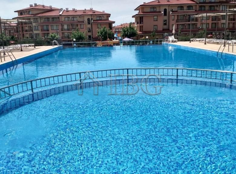 Bright furnished one-bedroom apartment in Sorento Sole Mare, Sveti Vlas, with access to a swimming p.
