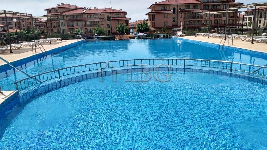 Bright furnished one-bedroom apartment in Sorento Sole Mare, Sveti Vlas, with access to a swimming p.