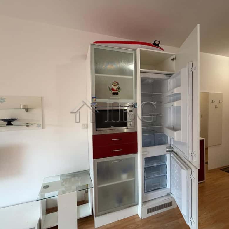 Bright 2-bedroom apartment overlooking park and tennis courts.