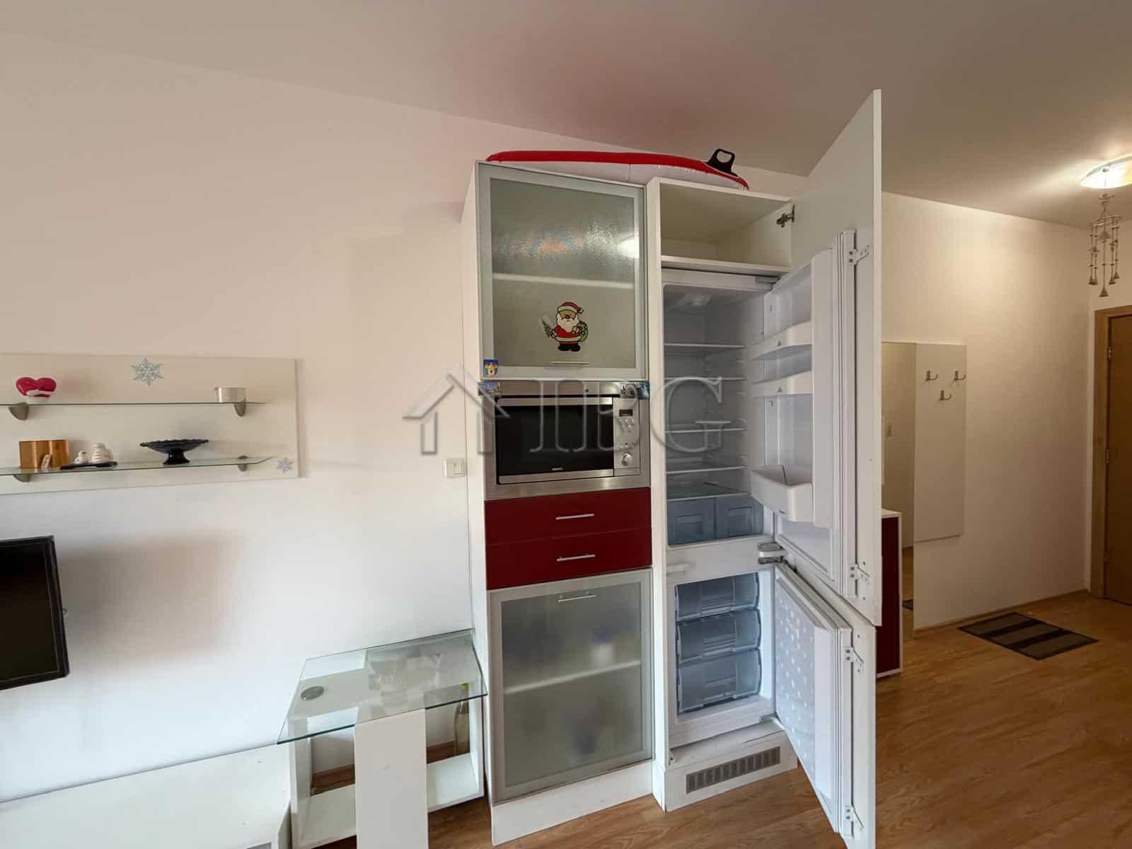 Bright 2-bedroom apartment overlooking park and tennis courts.
