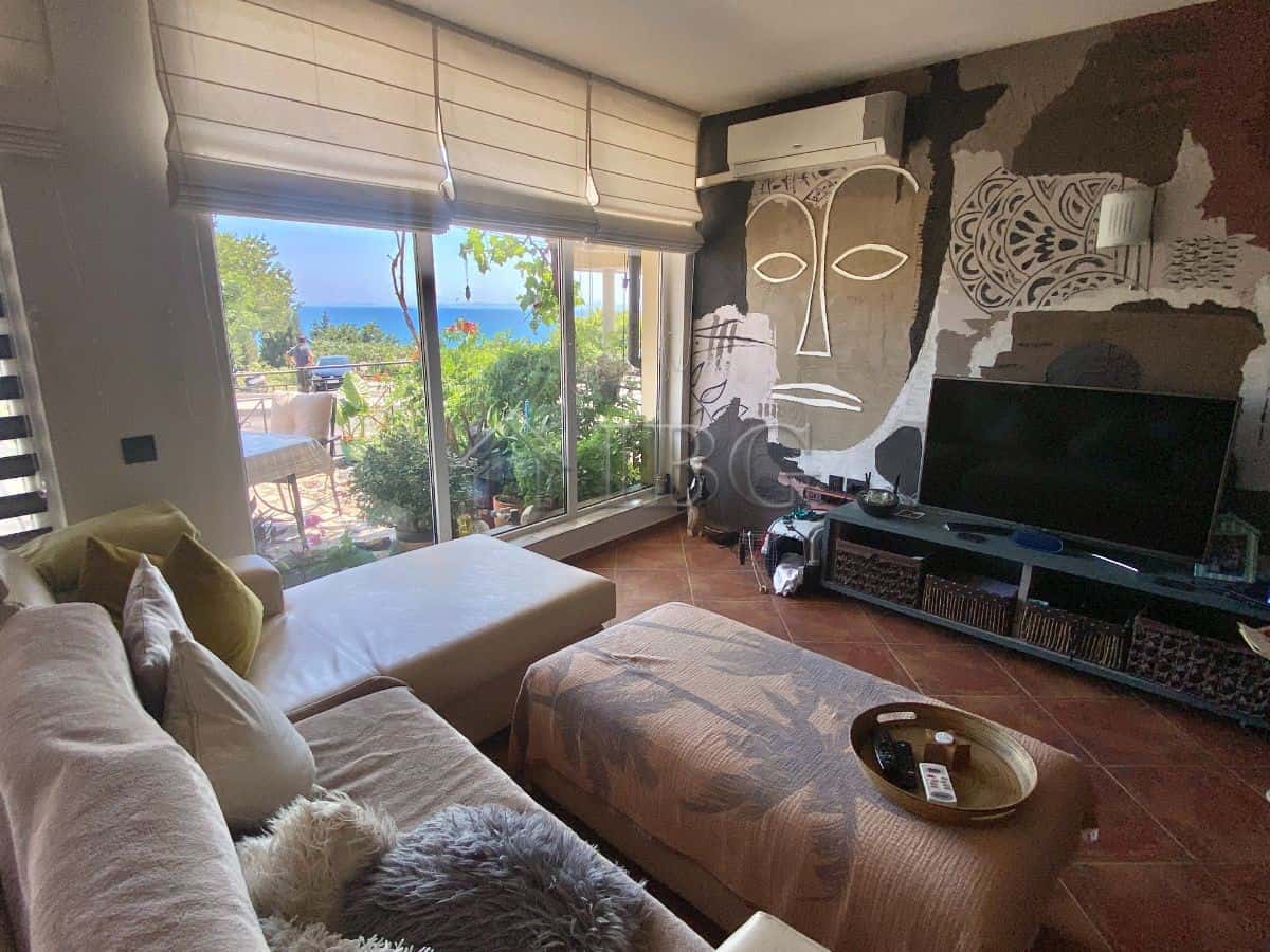 Spacious sea view apartment with 3 bedrooms and 2 bathrooms in Sveti Vlas, no maintenance fee, overl.