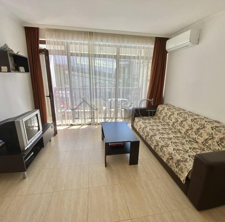 Apartment with pool view in Sveti Vlas, Etara 1 complex. Bright living room with large windows and b.